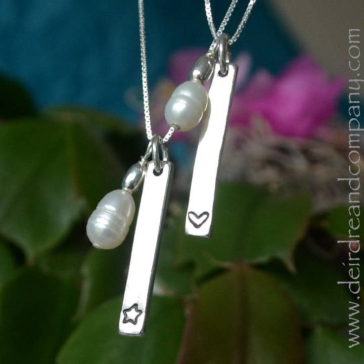 Hjärtan och stjärnor välsignelse bar halsband i silver för wholesale av Deirdre & Company