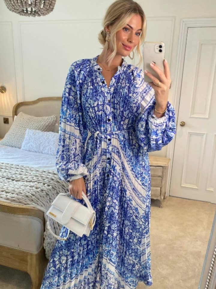 Abito chemisier lungo plissettato con stampa a sciarpa per la vendita all'ingrosso da parte di CY FASHION. LONDON