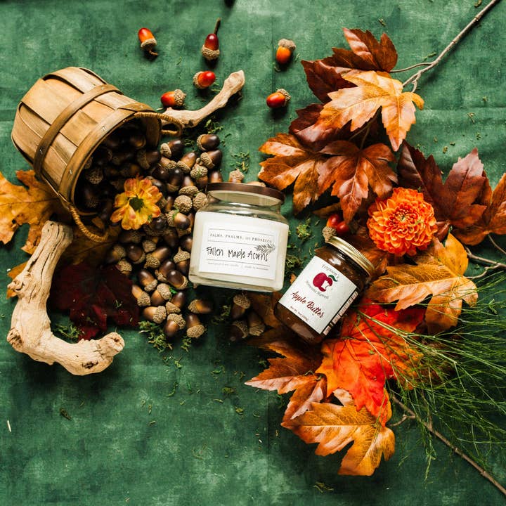 Gevallen Esdoorn Eikels Soja Kaars voor wholesale door Palms, Psalms, & Prosecco