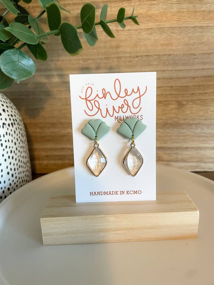 Blumen-Anhänger | VERLÄNGERTE ZEIT | Lehm-Ohrringe für den Großhandel von Finley River | Trendy Polymer Clay Earrings | Hypoallergenic