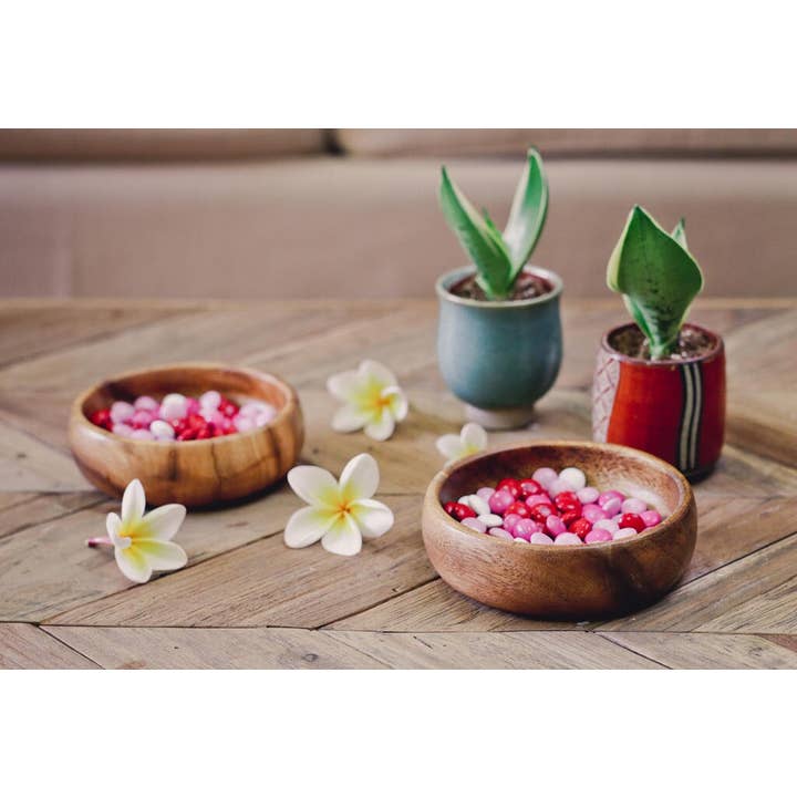 Woodware&Co – Großhandel Servierschüssel – Set aus 2 handgefertigten runden Kalebassenschalen aus Akazienholz2