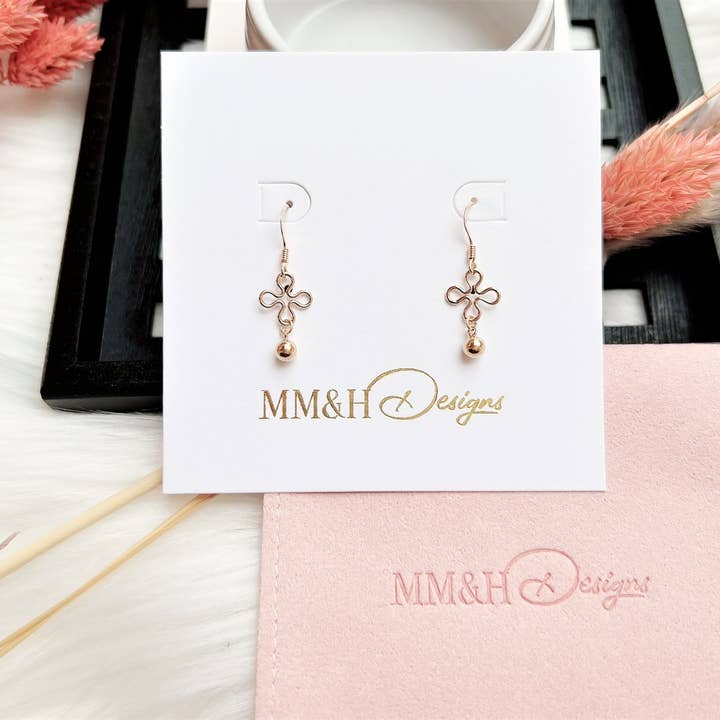 Boucles d'oreilles fleur et perle dorée | Plaqué or 14k pour la vente par MM&H DESIGNS