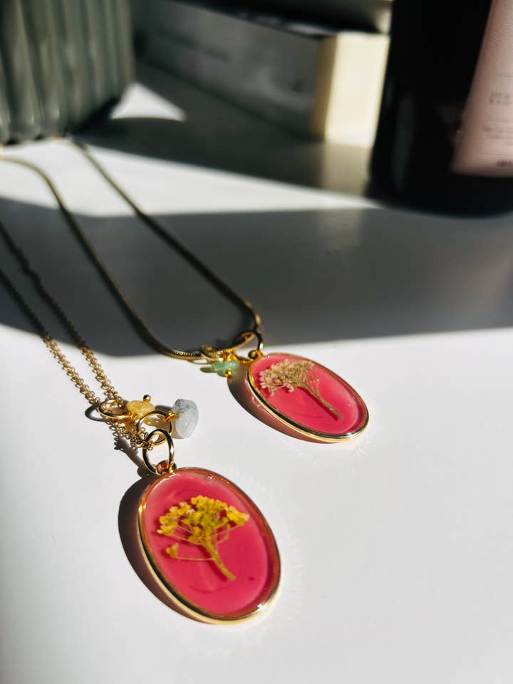 Collana con pendente VALENCIA ROSÉ per la vendita all'ingrosso da parte di CAMILLE, ART BY NATALIA