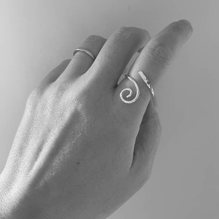 Verve Jewellery ā wholesale Band/stacked ring ā Adjustable sterling silver wave ring, silver spiral ring4
