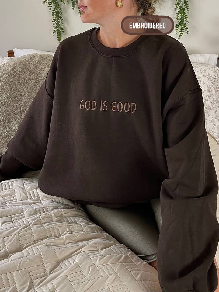 Buleana Boutique and Textiles LLC - Vente Sweat-shirt à imprimés – unisexe - Sweat-shirt à col rond unisexe brodé « God is Good » ton sur ton2