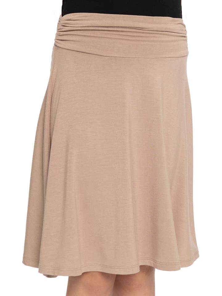 Ungdomspiges flydende knælange nederdel med rynket linning for engroshandel hos Stretch Is Comfort