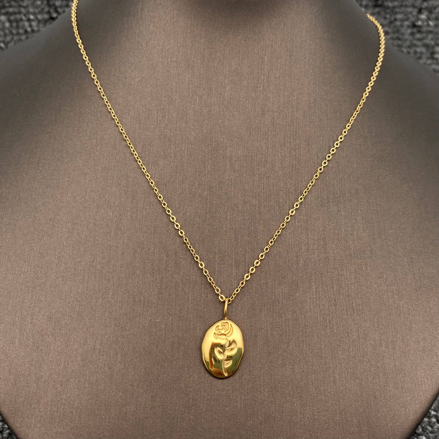 Mio Queena - Wholesale Pendant/Charm Necklace - Rose 18K Gold Plated Stainless Steel Oval Charm Necklace-FGS4