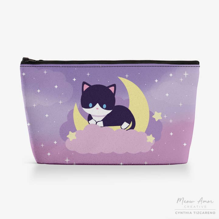 Sac à fermeture éclair en toile avec chat tuxedo et lune rêveuse pour la vente par Meow Amor Creative