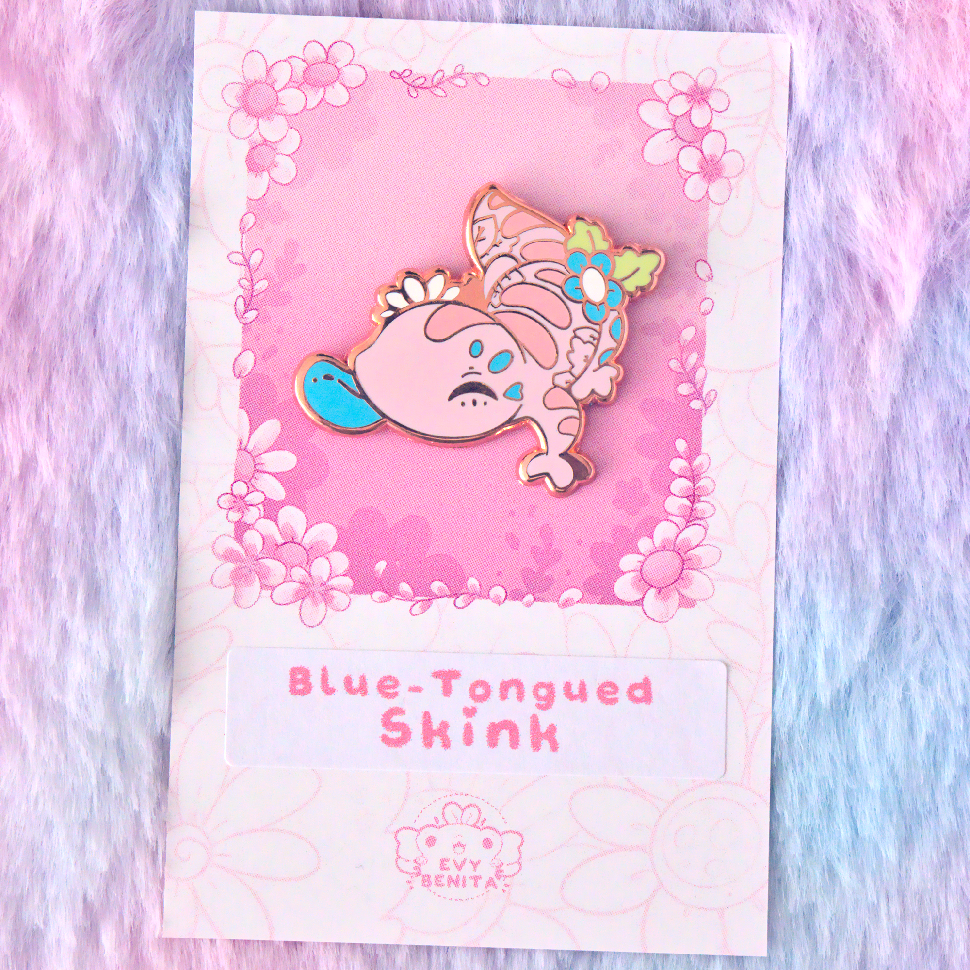 Evy Benita - Vente Épinglettes/boutons - Épinglette en émail en forme de scinque à langue bleue1