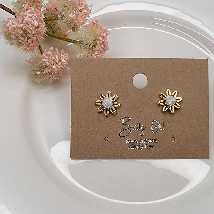 DAISY FLOWER POST EARRINGS. for wholesale by BETTYOH INC