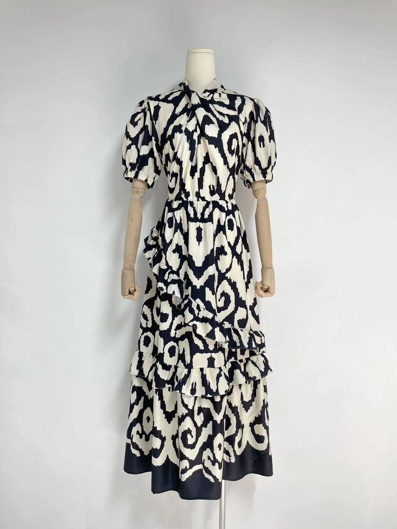 Noir Robe maxi à imprimé à volants avec col écharpe et manches courtes DR492Y en vente sur Faire2