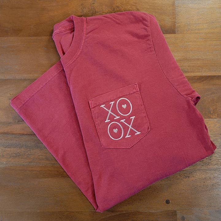T-shirt con tasca ricamata | San Valentino XO Abbracci e baci per la vendita all'ingrosso da parte di Penelope Annen Design