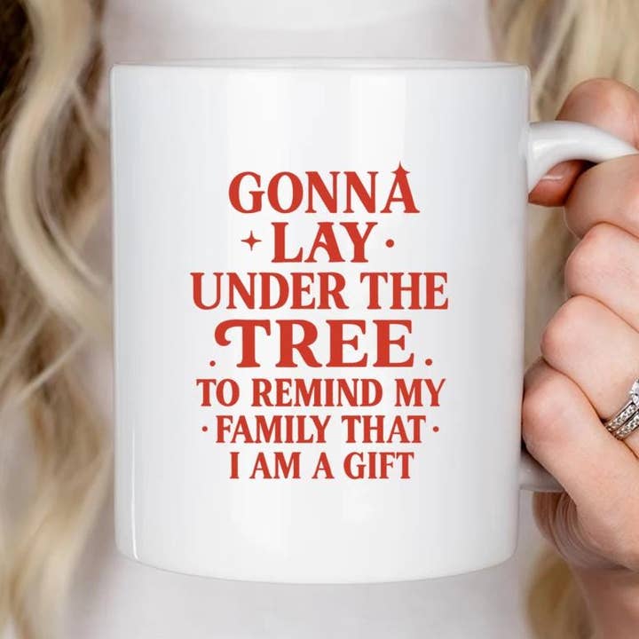 Mug de Noël drôle : Allongez-vous sous le sapin Cadeau humoristique de fête pour la vente par VenusArtsShop