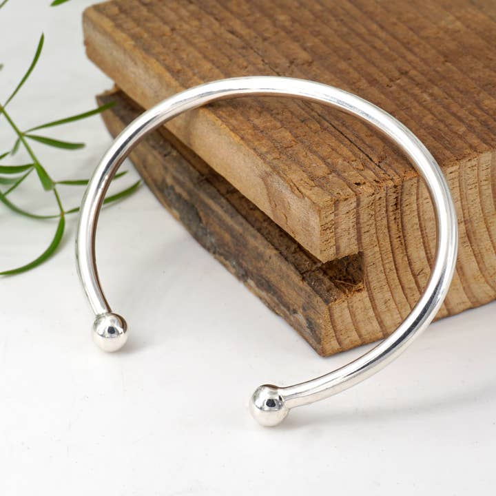 Bracciale Torque Cuff: elegante gioiello in ottone o argento Sterling 0198 per la vendita all'ingrosso da parte di Virginia Wynne Designs