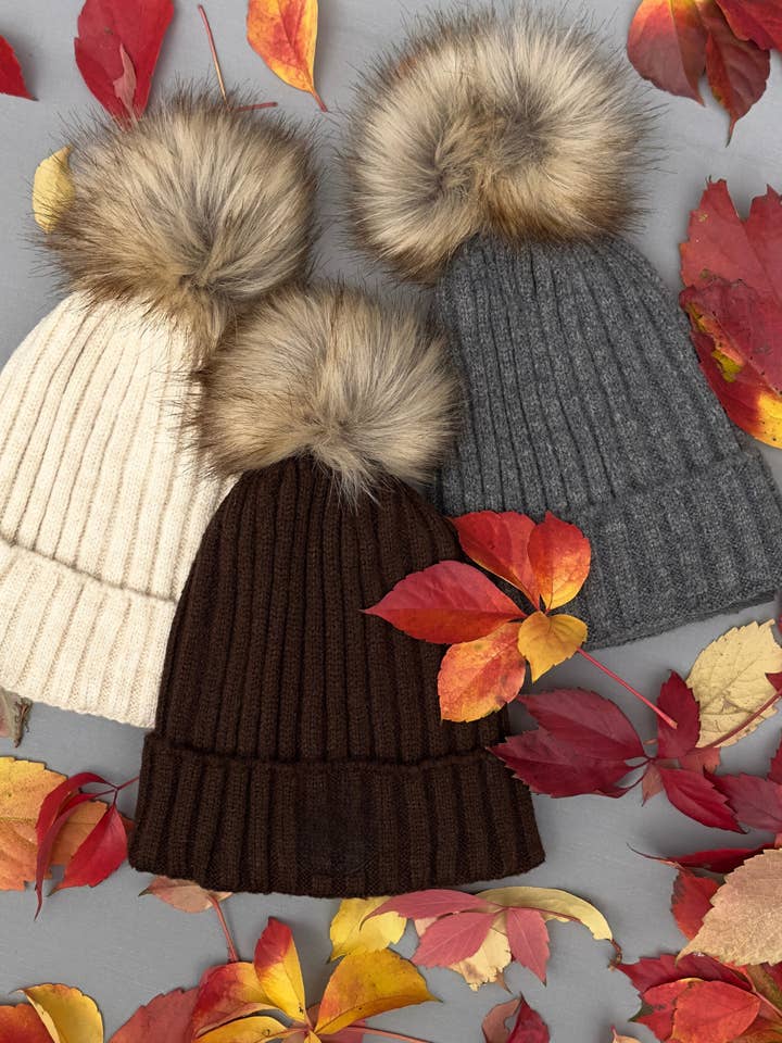Bonnets pour adultes en laine cachemire avec pompons, très grands pompons pour la vente par Himmelberg Baby