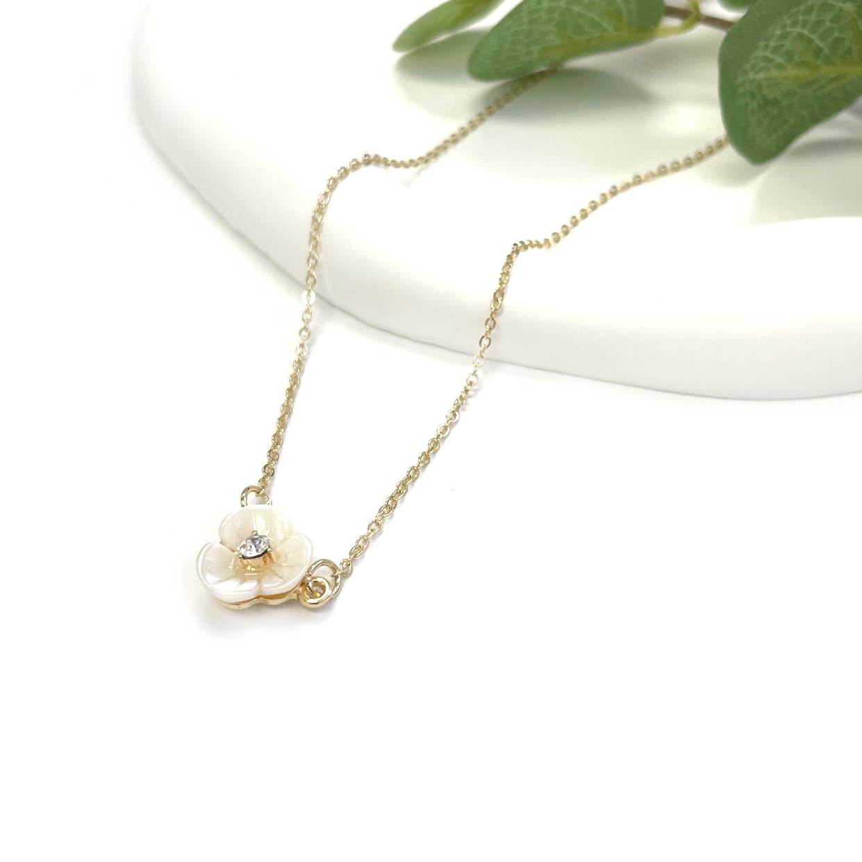 StarryNYC - Wholesale Pendant/Charm Necklace - Natural Mother of Pearl Flower Charm Pendant Necklace0