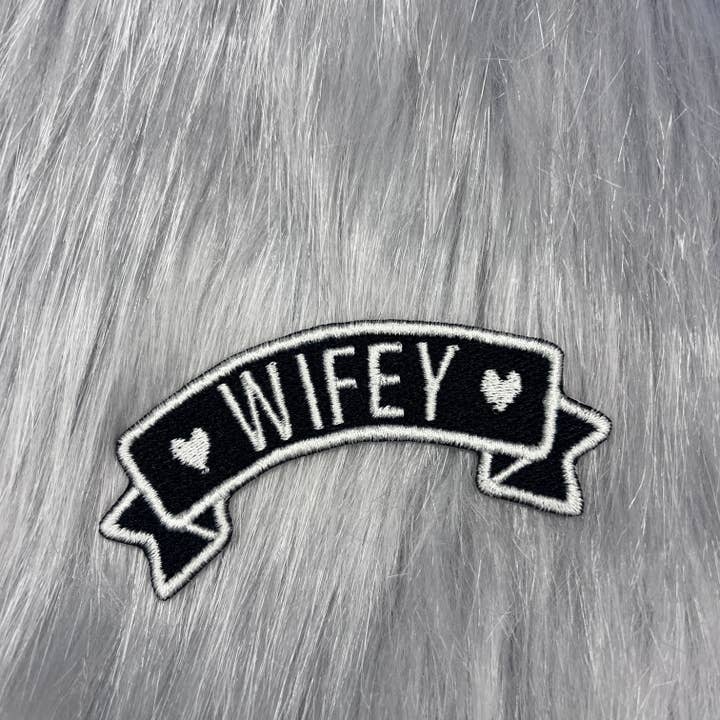 Wifey-Aufnäher mit Bannermotiv für den Großhandel von Troublesome Heart