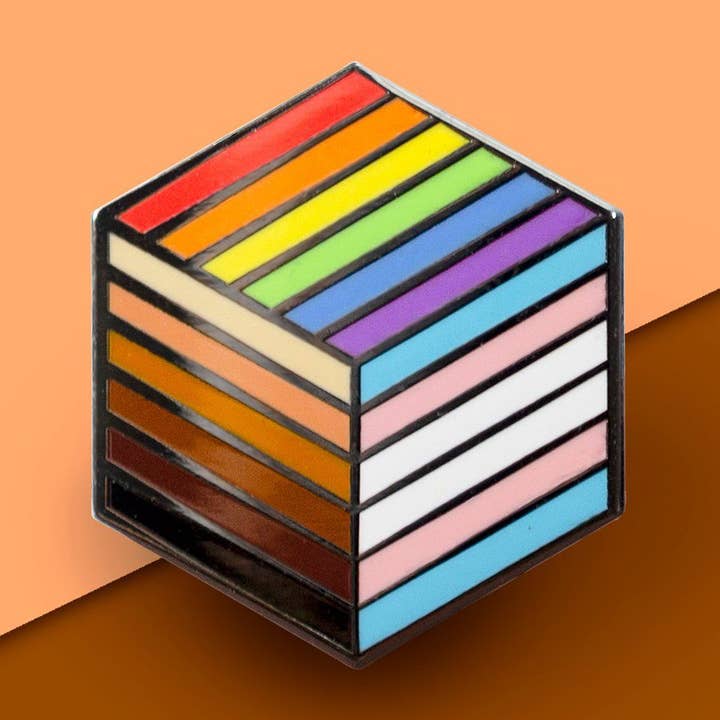 Inklusive regnbueflag - Flag Cube Pin for engroshandel hos Proud Zebra