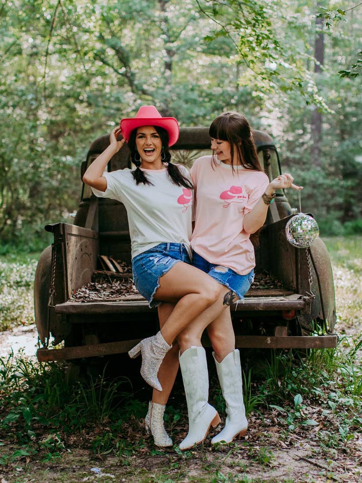 T-shirt brodé Cowgirl Disco MK333 - Rose pour la vente par Merigold Kiss