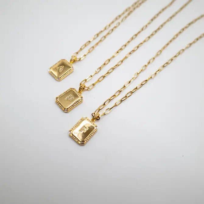 Collier avec pendentif rectangulaire gravé d’une initiale en laiton plaqué or 18k pour la vente par DUESTELLE ITALIA