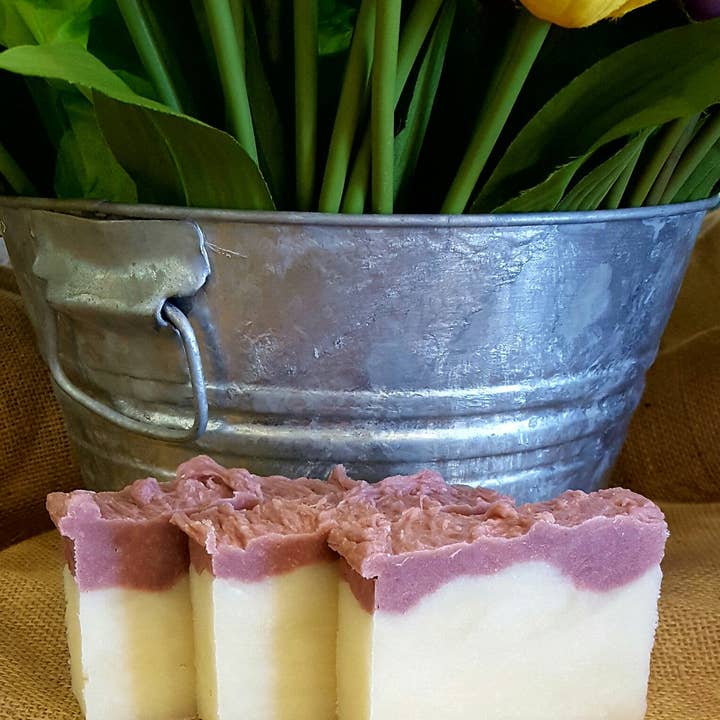 Savon artisanal Loving Spell pour la vente par Natures Bath & Body