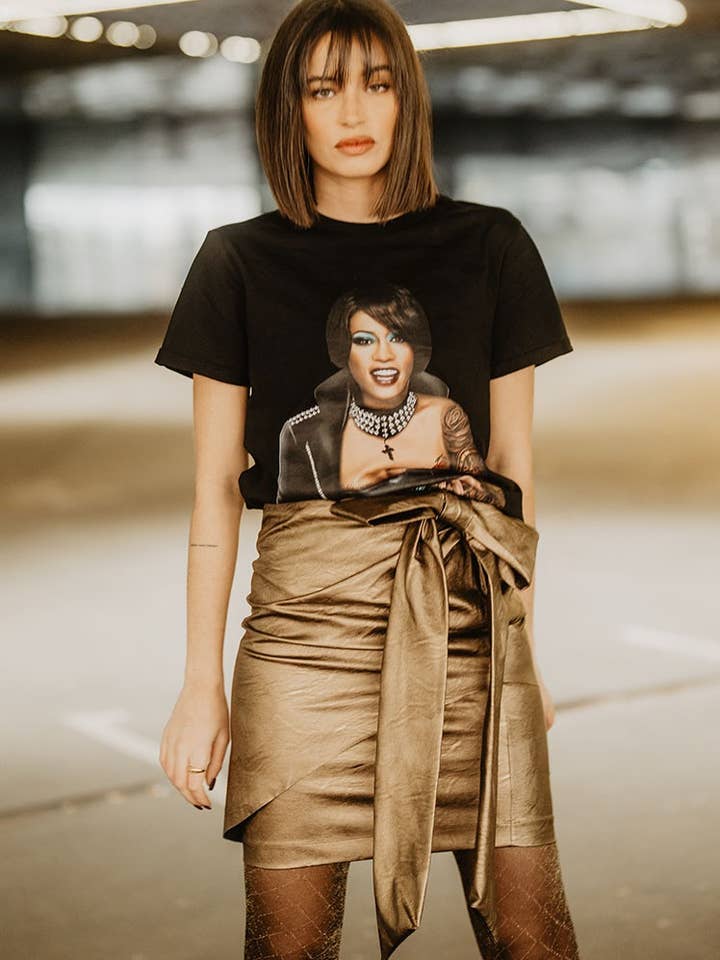 JUPE EN CUIR ÉCOLOGIQUE À NŒUD EN BRONZE pour la vente par BE HAPPINESS