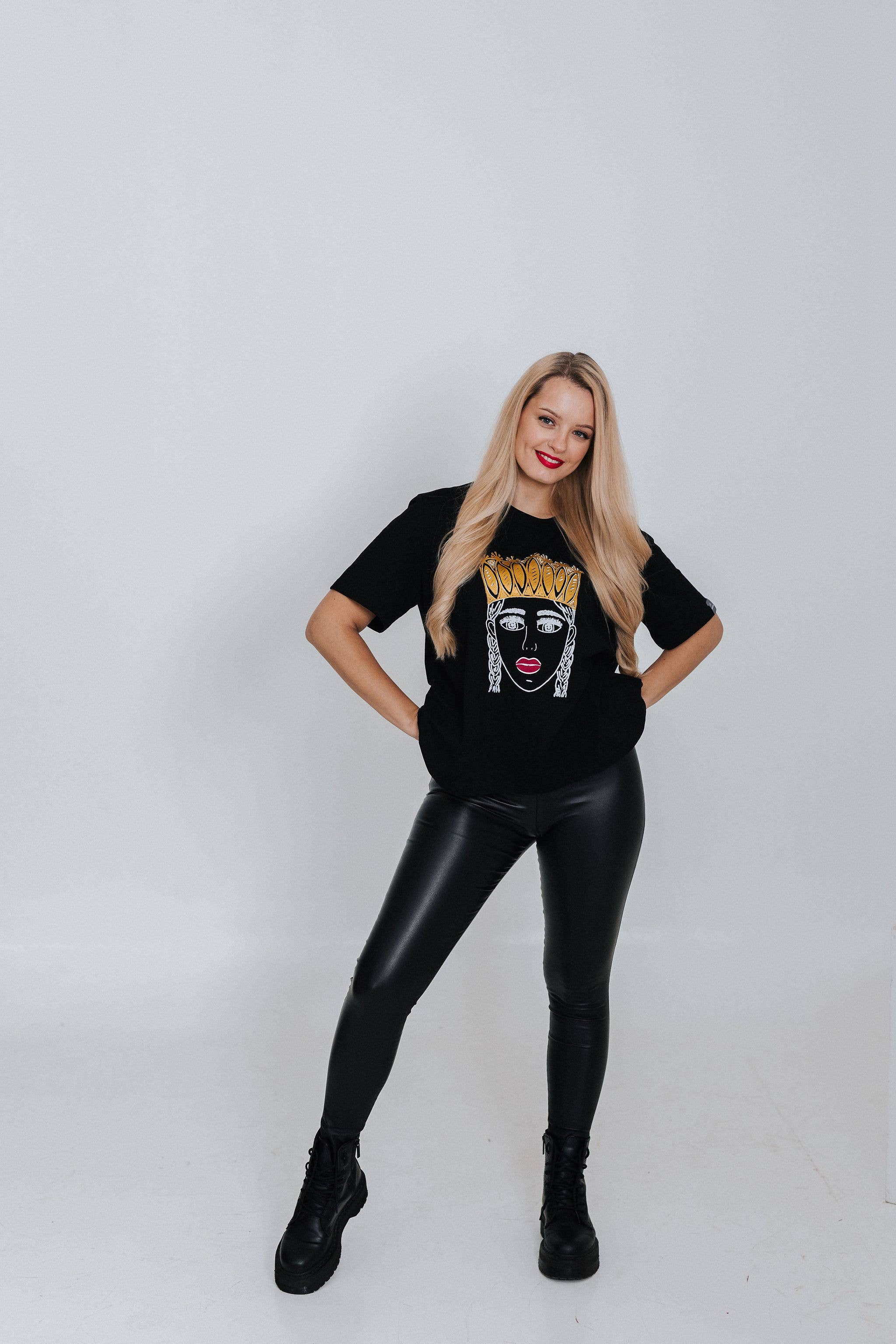 RADADA - Venta al por mayor Camiseta serigrafiada - Mujer - CHICA CON UNA CORONA Y LABIOS ROJOS. CAMISETA NEGRA1