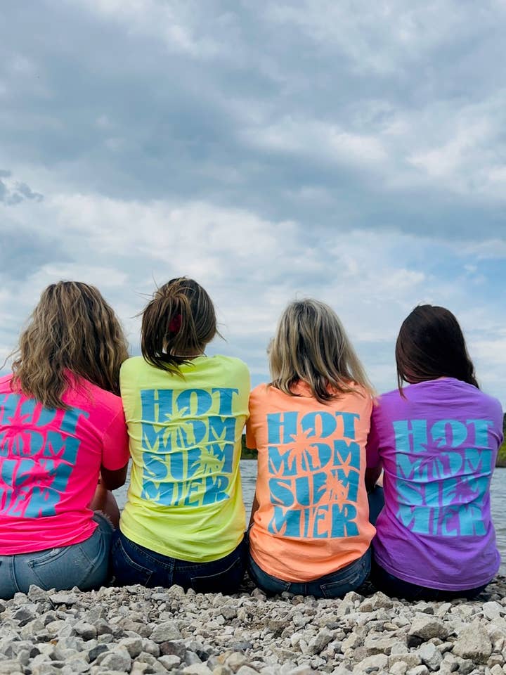 T-shirt fluo Hot Mom Summer pour la vente par Adelle Linen