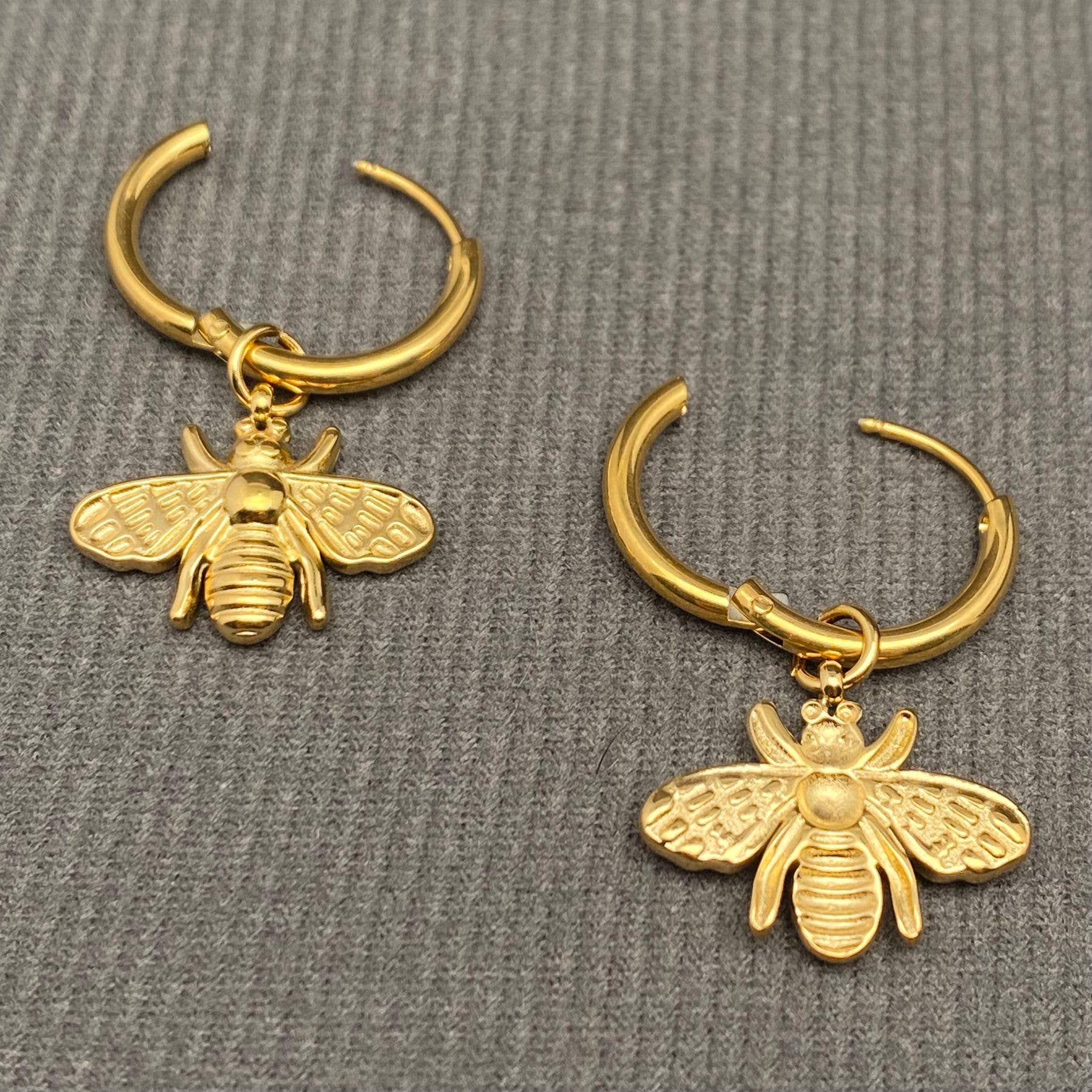 Mio Queena - Wholesale Huggie Earrings - Bee Pendant 18K Gold Plated S.Steel Huggie Earrings - FGS2