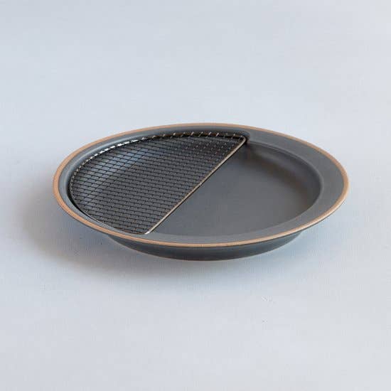 KIKIME – wholesale Dinner plate – amime Plate Half 9" | Plate w/ Half-moon shaped metal net 1