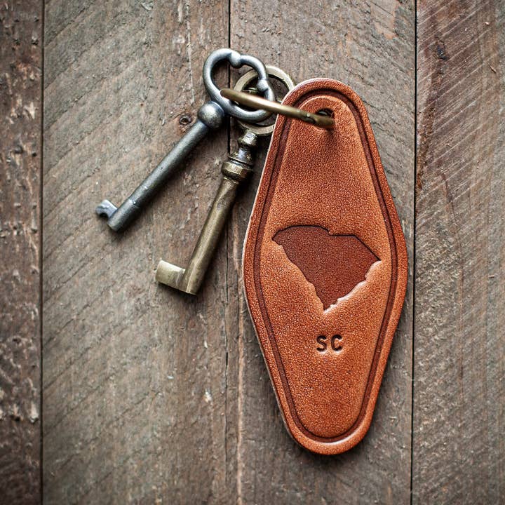 Porte-clés en cuir silhouette de l'État de Caroline du Sud style motel pour la vente par Sugarhouse Leather