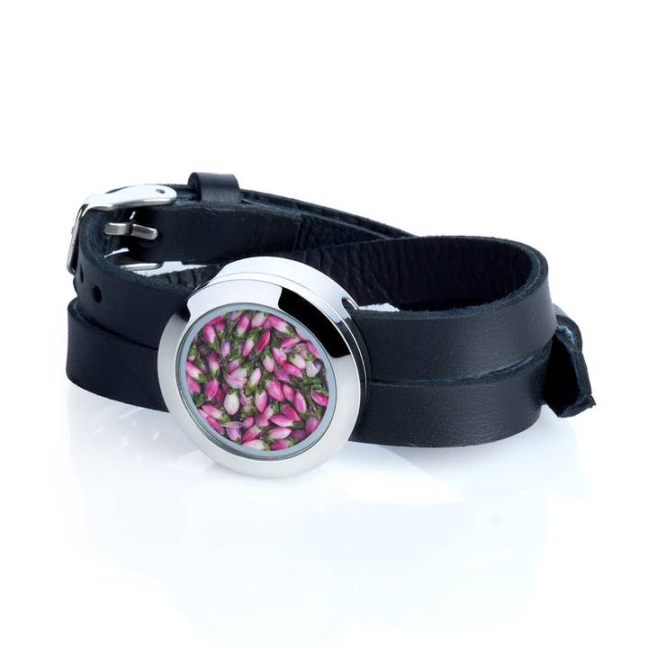 Bracelet en cuir avec fleur de bruyère Wild Heather Strength pour la vente par My Little Nature