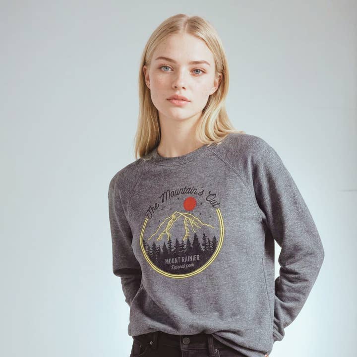 La felpa girocollo unisex per adulti "The Mountain is Out" per la vendita all'ingrosso da parte di Sweetpea and Boy