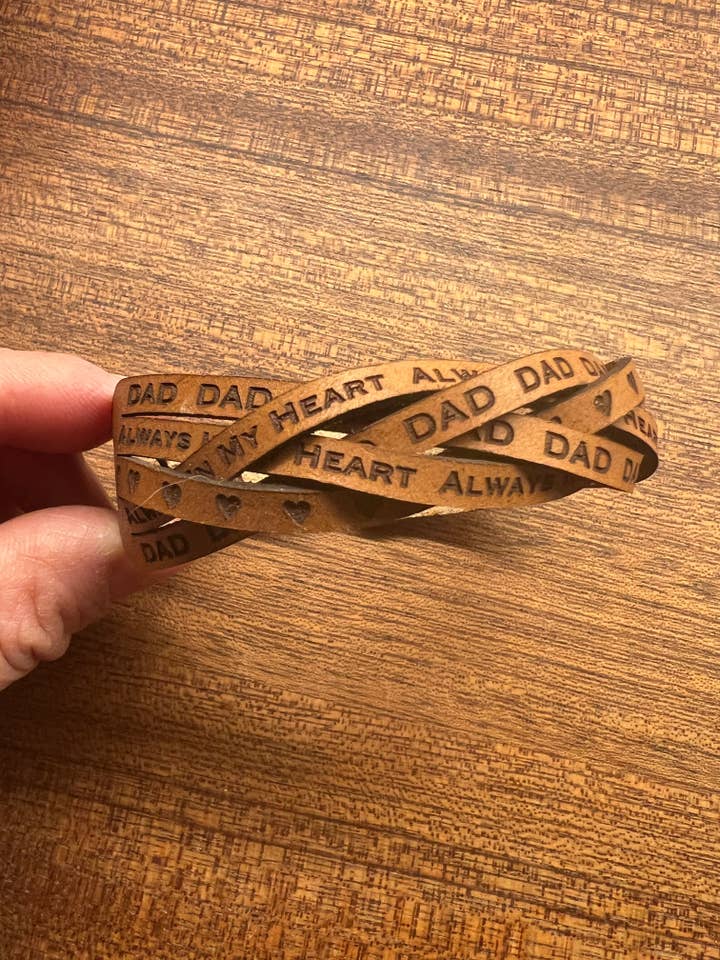 Manchette en cuir tressé personnalisée pour la vente par Comer Teng Studio