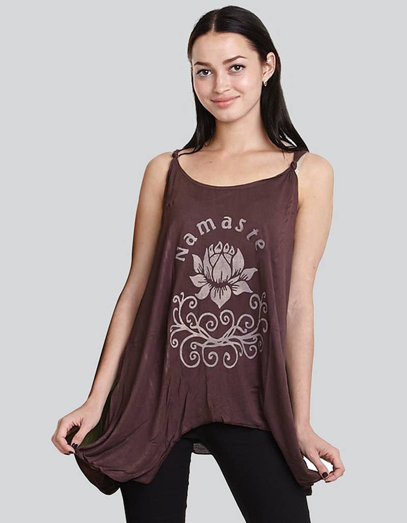 Colori assortiti. Canotta con Orlo Asimmetrico Stampa Namaste Lotus (KT-1005) in vendita all'ingrosso su Faire0