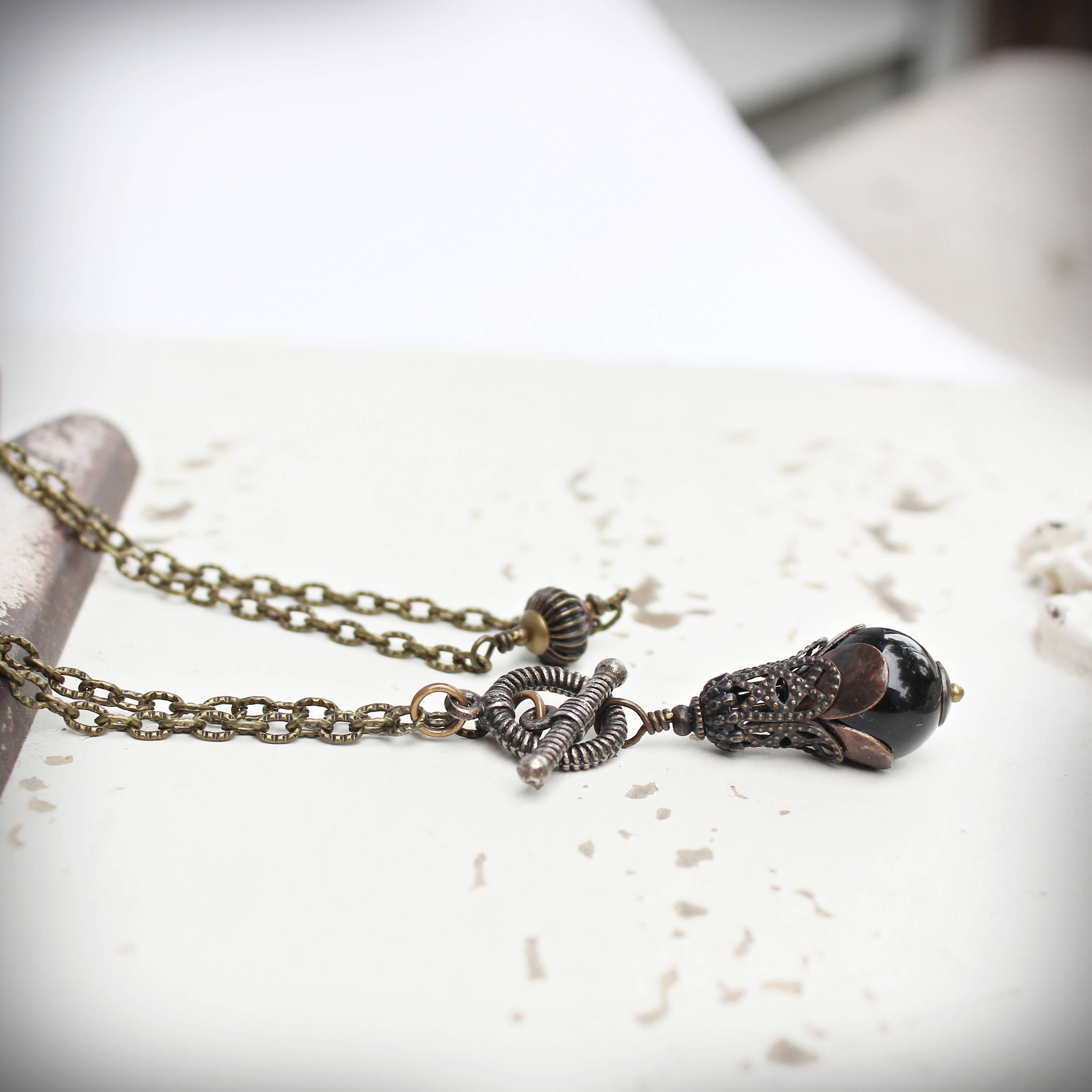 Circa 1890 - Vente Colliers à pendentif - Collier Pendule en Onyx Noir | Succès & Harmonie1