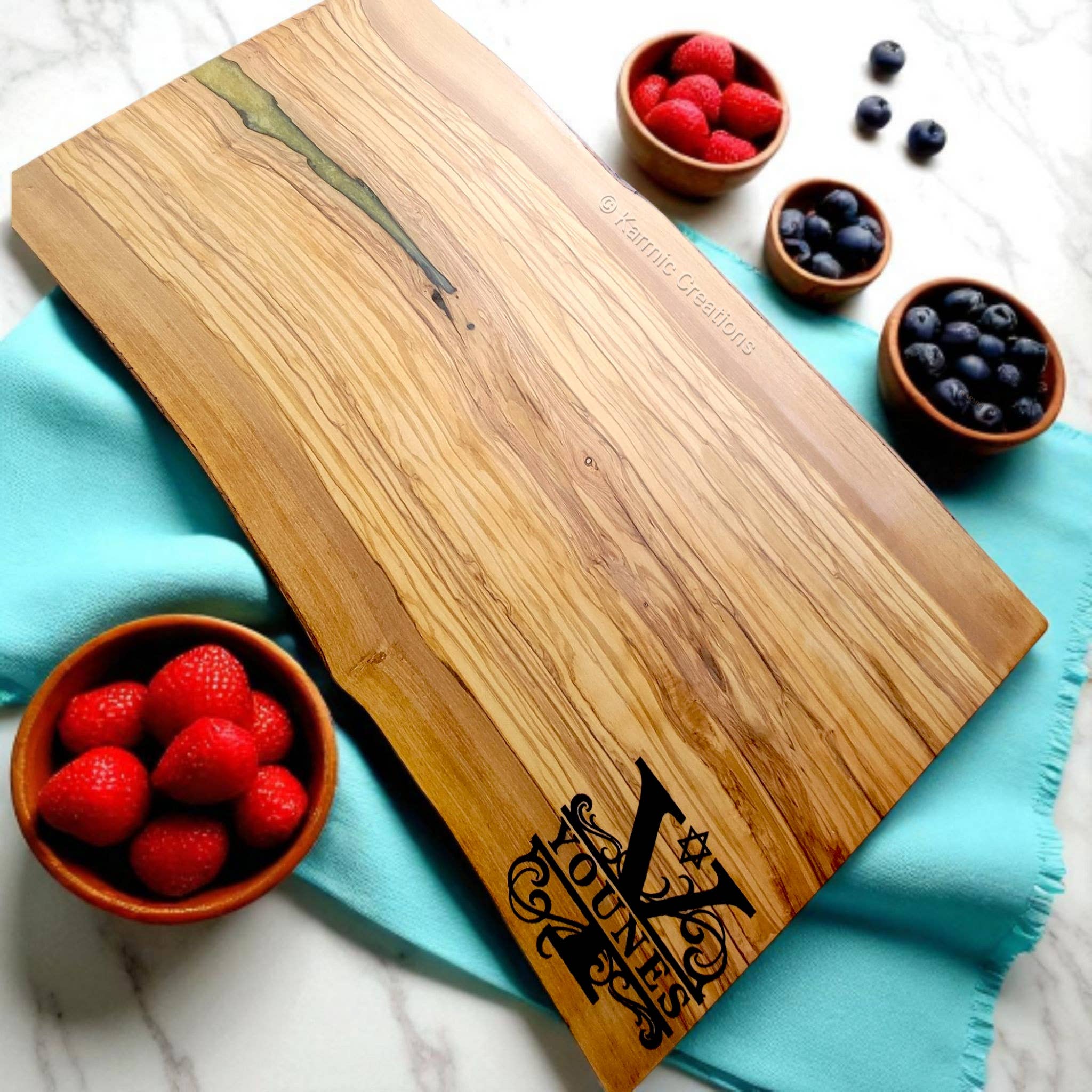 Karmic Creations – Großhandel Käsebrett – Extra großes 24-Zoll-Käsebrett Live Edge aus Olivenholz8