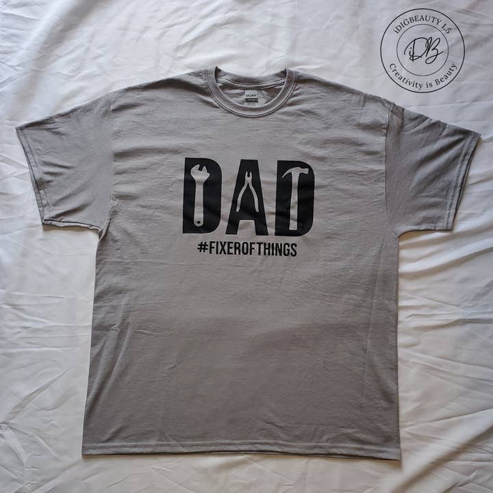 T-Shirt Dad #FixerofThings | Regalo per la festa del papà | Strumenti | T-shirt grafica per la vendita all'ingrosso da parte di iDigBeauty1.5