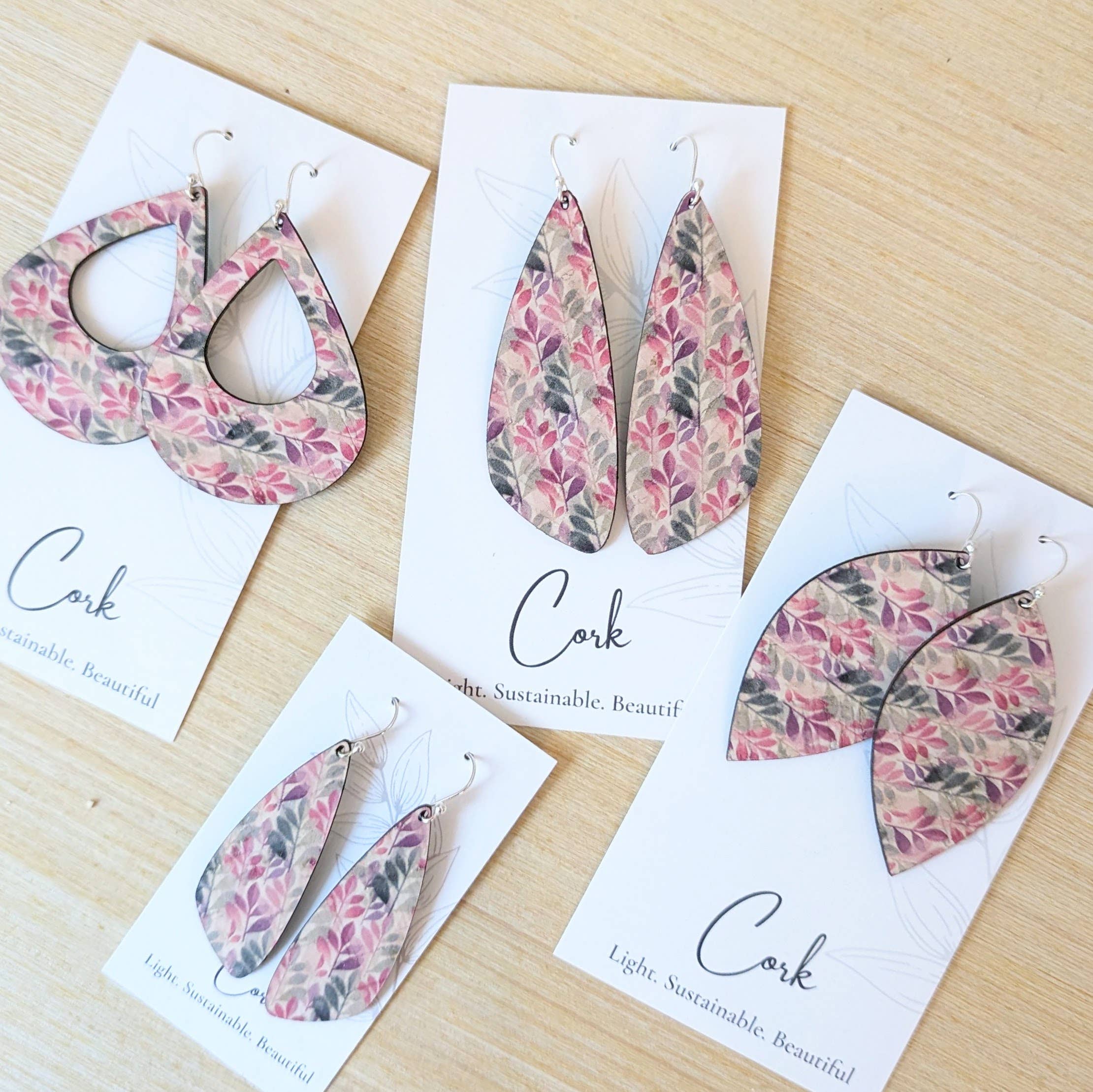 Hello Lovely Cork Co. - Vente Boucles d'oreilles pendantes - Boucles d'oreilles en liège à feuilles vertes et fuchsia - Grande aile2