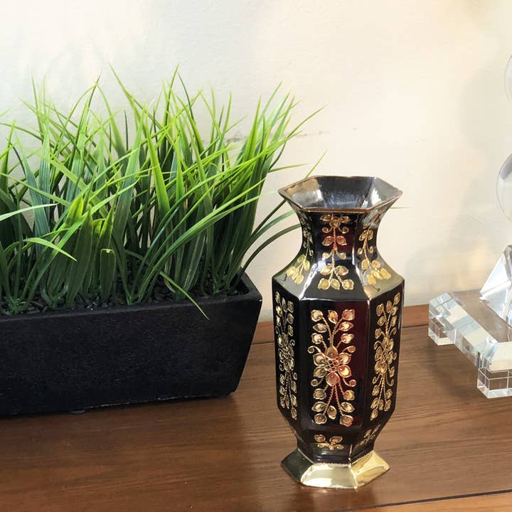 Decorazione per bottiglia floreale esagonale in ottone naturale Geo per la vendita all'ingrosso da parte di Natural Geo