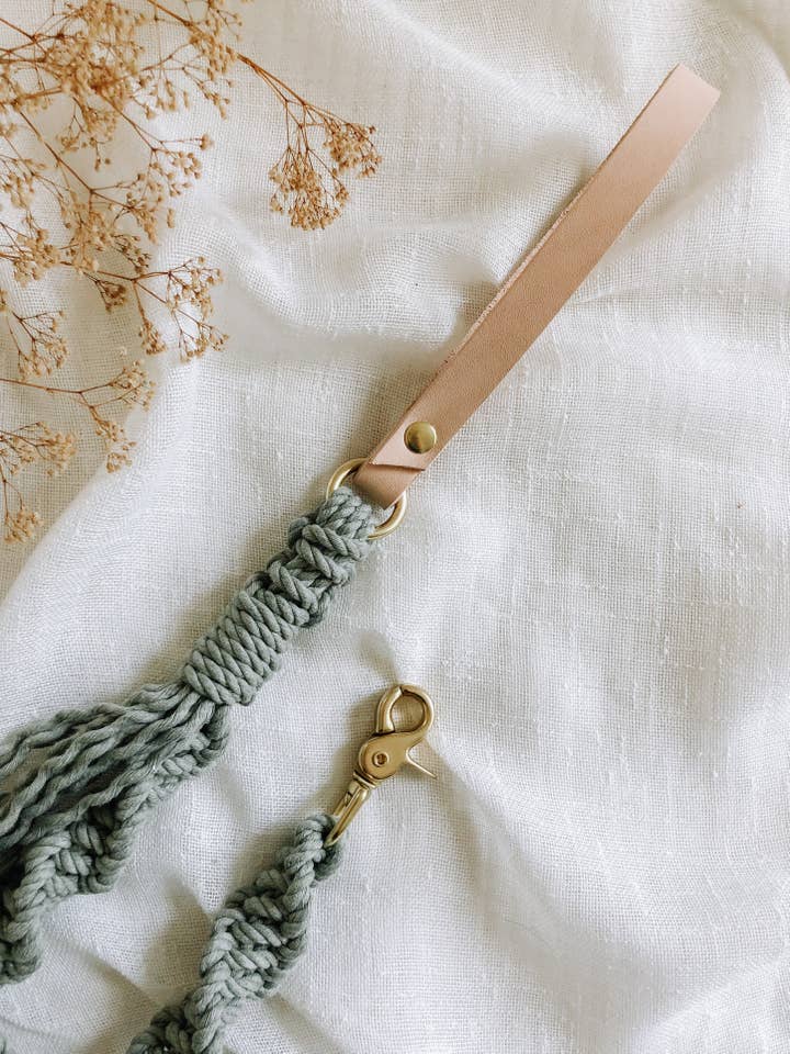 Trela Macramé para Cão c/ Alça em Pele - Corda Verde Sage por atacado de EMBER & IVORY