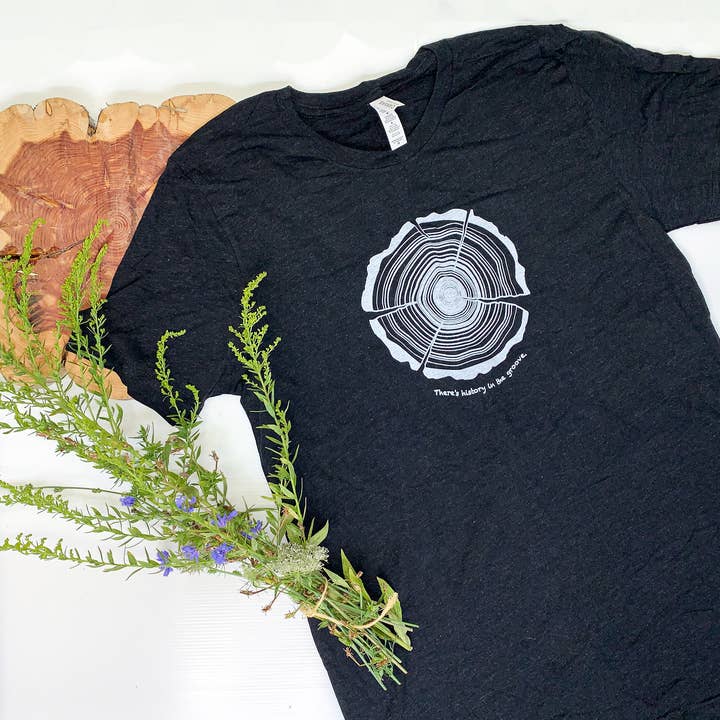 T-shirt noir History in the Groove pour la vente par Refresh Collective