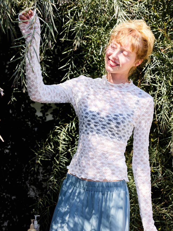 Haut en dentelle texturée transparente pour la vente par Lara Daisy