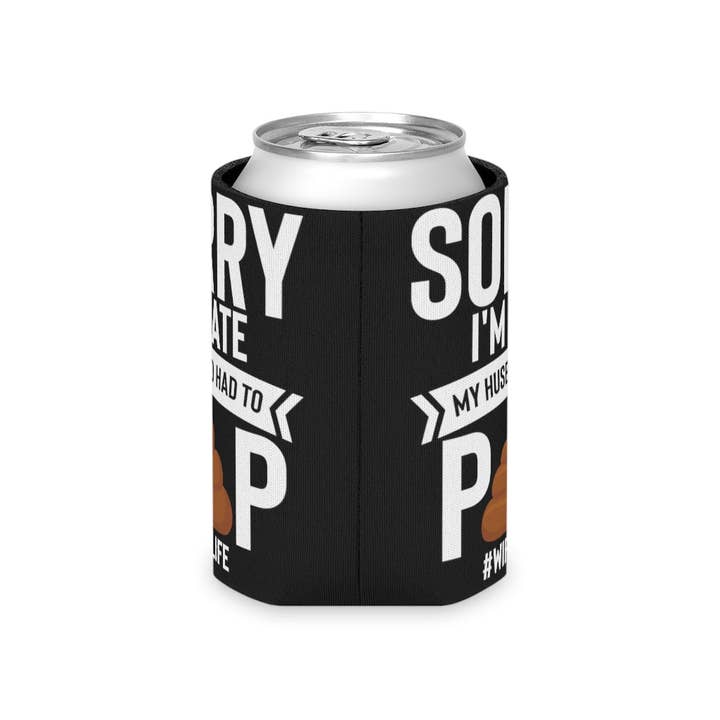 Teegarb LLC - Wholesale Isolators voor dranken/huggers en koozies - Bier Can Cooler Sleeve Novelty Late Mijn man moest poepen Sarcasme Uitspraken Minnaar Hilarische sardonische ironische echtgenoot Catchphrase Lover12