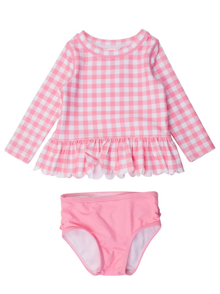 Costume da bagno a due pezzi con protezione solare a maniche lunghe e orlo a smerlo in gingham rosa per ragazze, con volant posteriori caratteristici. per la vendita all'ingrosso da parte di RuffleButts + RuggedButts
