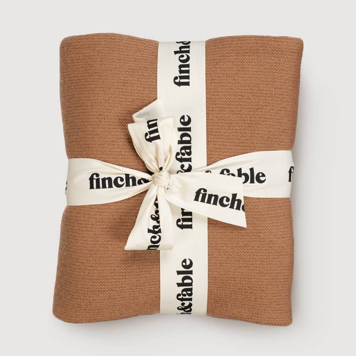 Uldstrikket tæppe i hjortefarvet merinould for engroshandel hos Finch & Fable