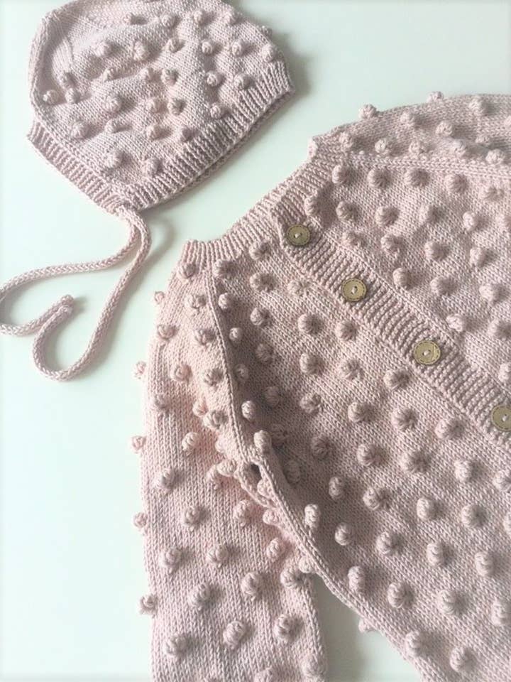 Omnis Pura - Wholesale Cardigan - Kinderen - Organisch handgebreid poederroze vest en muts