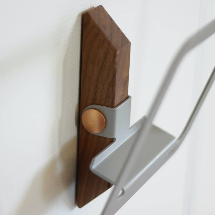Cday ApS – wholesale Magazine rack – MAGAZINE HOLDER - WALNUT & METAL
