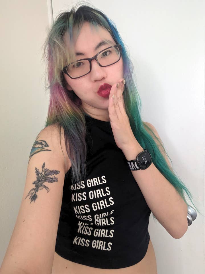 Kiss Crop Muscle Tanktop für Mädchen, schwarz für den Großhandel von Sapphic Space