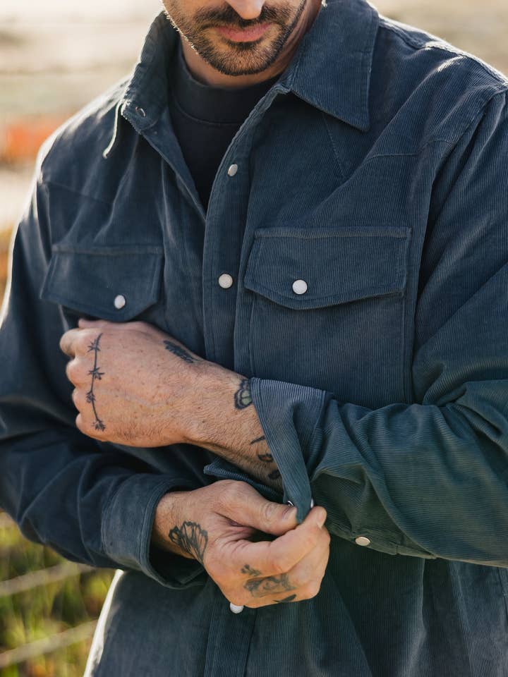 Cypress Manchesterskjorta i västerländsk stil Egeiskt blå för wholesale av VNTNA